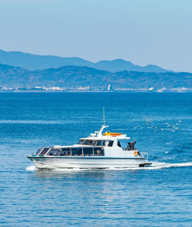 海を走るクルーザー