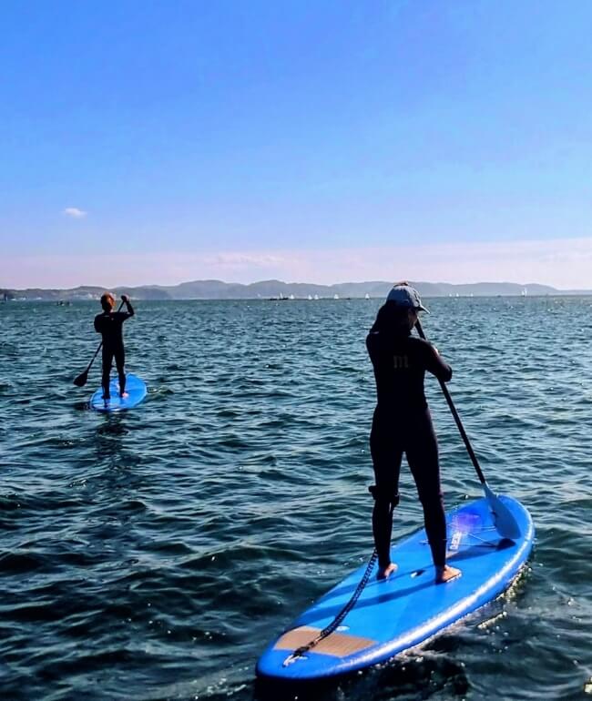 海でSUPを楽しむ女性