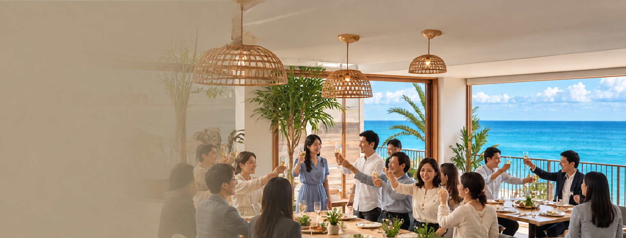海を望むCafe Caramelの店内で乾杯する人々